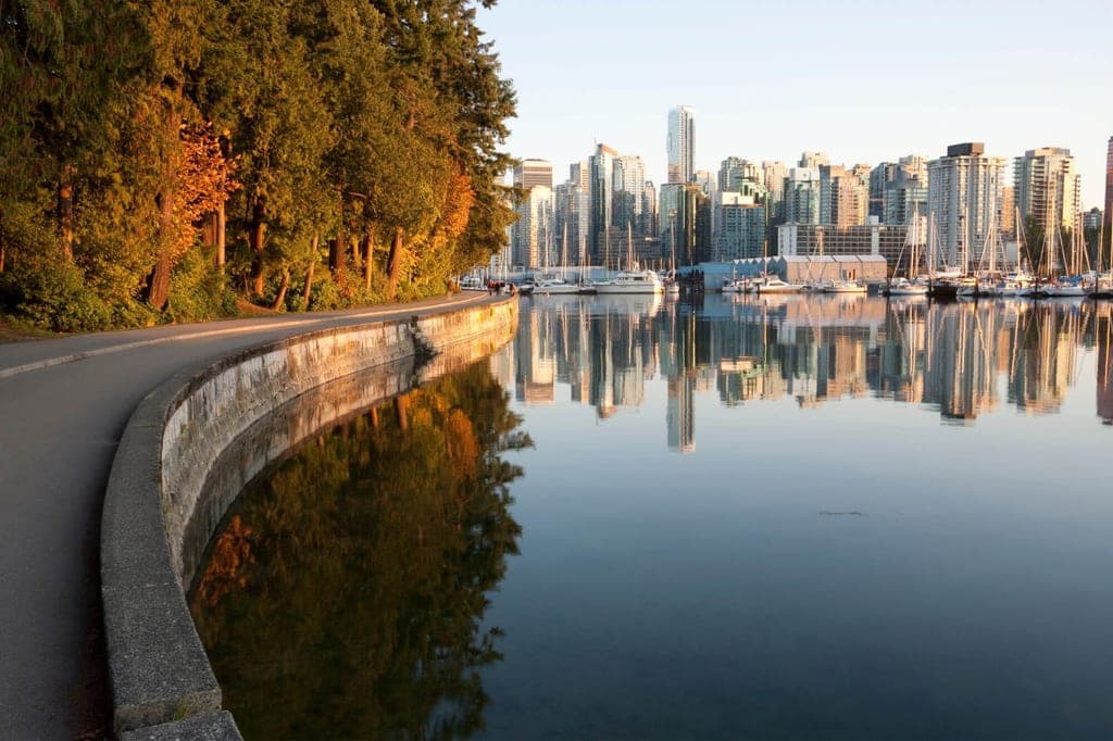 Vancouvers Skyline von der Seawall im Stanley Park