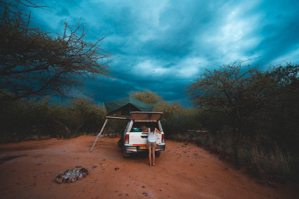 Gewitterwolken ziehen am Himmel über der Plateau Campsite auf
