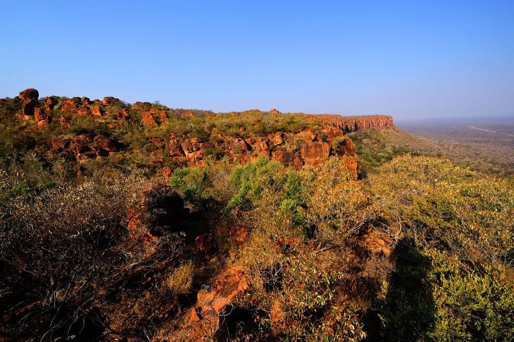 Das Waterberg Plateau ragt 200 Meter hoch aus der flachen weiten Savanne empor