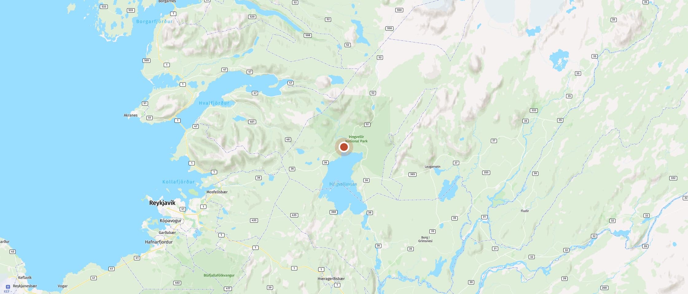 Karte: Wandere zu einem Wasserfall durch den Nationalpark, in dem Kontinente auseinanderdriften