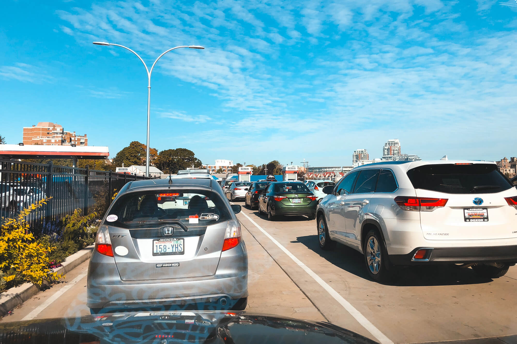 Autoschlange am Grenzübergang in Kanada