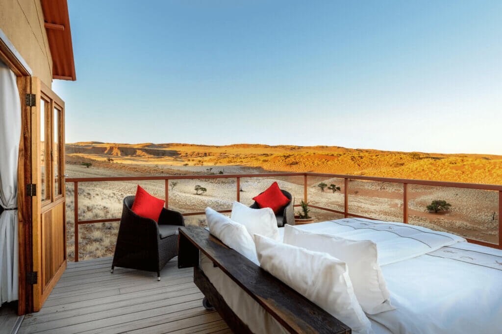 Ein Bett steht auf der Terrasse vom Namib Dune Star