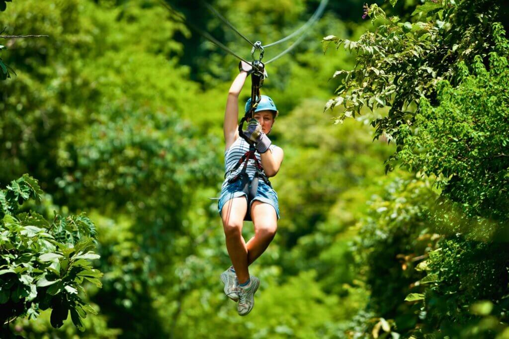 Schwinge dich durch die hohen Bäume des Nebelwaldes per Zipline
