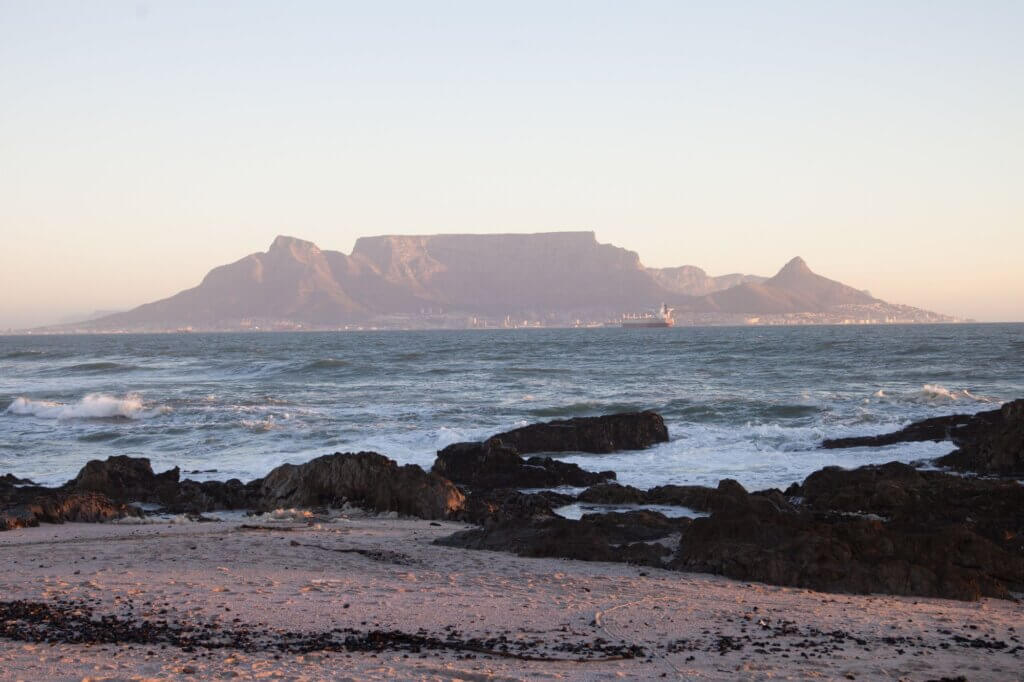 Spaziere am Bloubergstrand mit Blick auf Kapstadts Skyline und den Tafelberg