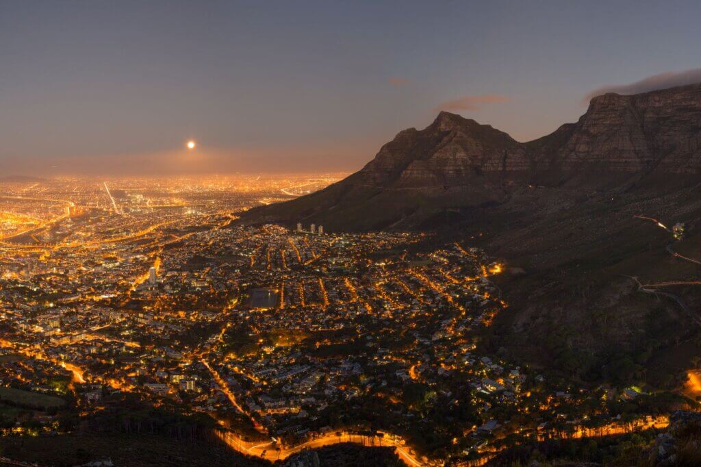 Auf dem Lion’s Head: Die Rundsicht auf Kapstadt ist bei Sonnenaufgang und Sonnenuntergang besonders eindrücklich