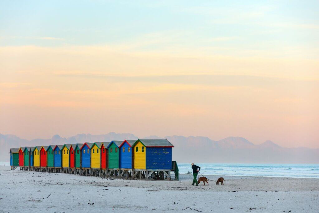Spaziere entlang der bunten Strandhäuser von Muizenberg