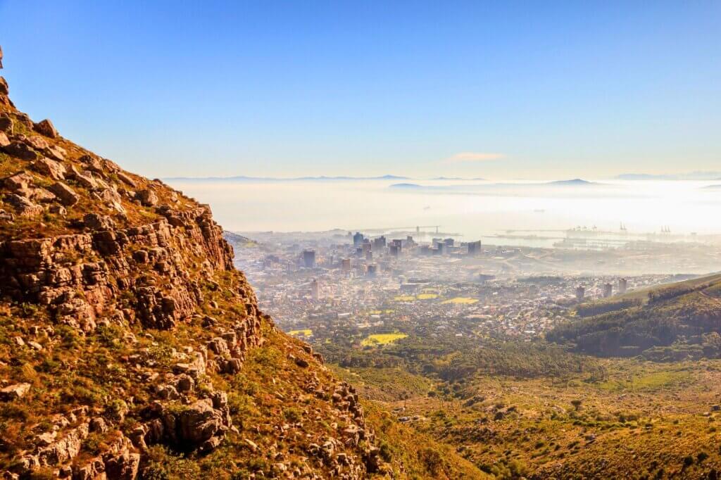 Stein und Steigung: Der direkte Weg auf den Tafelberg bringt intensive Ausblicke für Wandernde