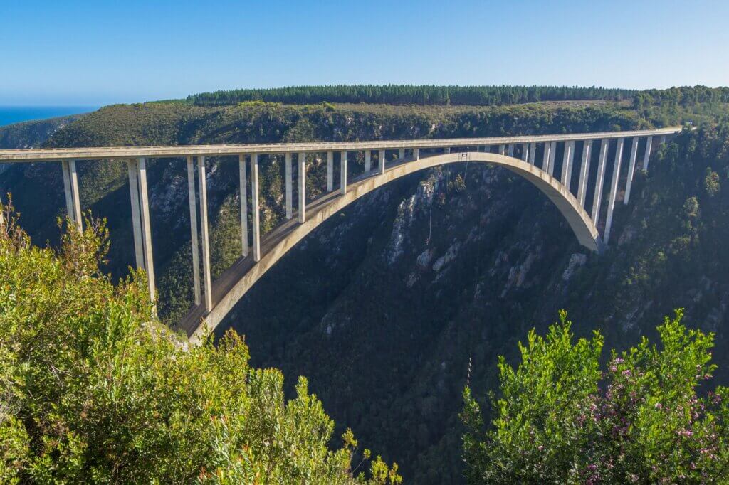 Schau den Sprüngen von der höchsten Bungee-Brücke der Welt zu