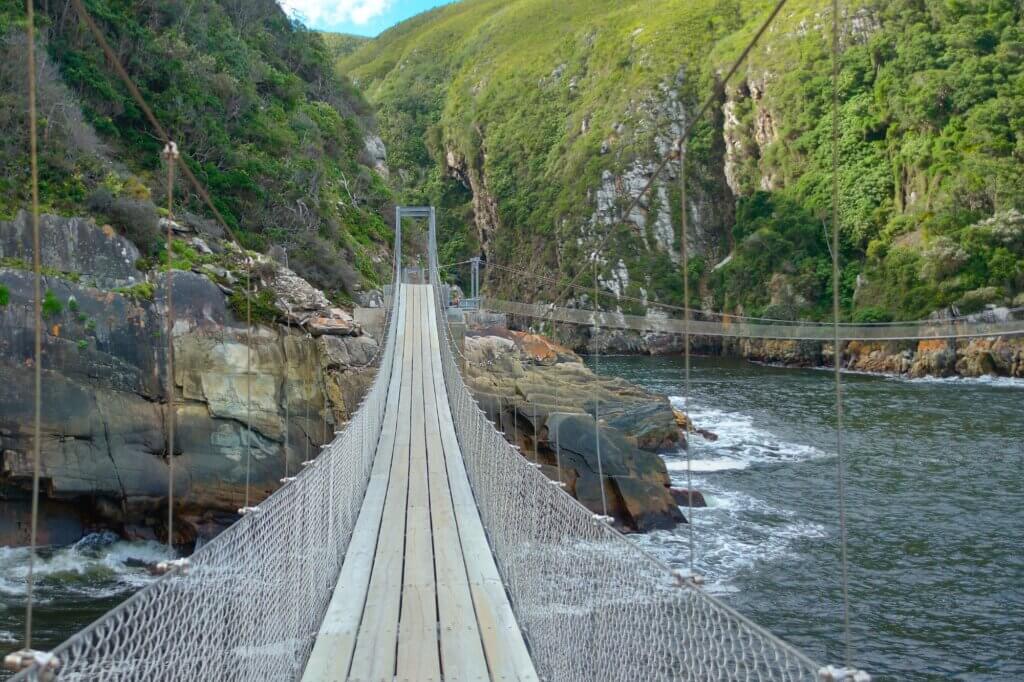Spaziere über die Hängebrücke am Storms River Mouth