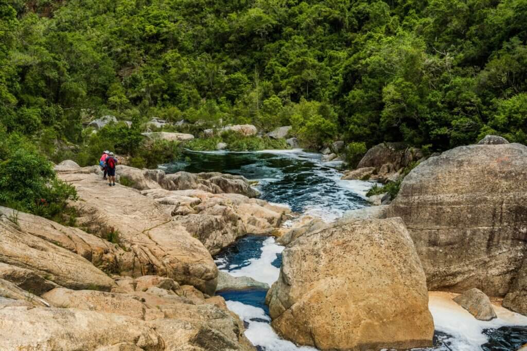 Pontonfahrt: Einstieg ins Abenteuer auf dem Kingfisher Trail im Wilderness Nationalpark