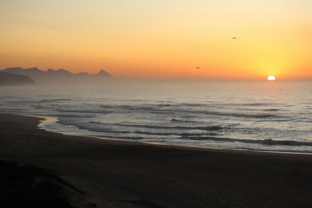 Erlebe magisches Abendlicht am endlosen Keurboomstrand