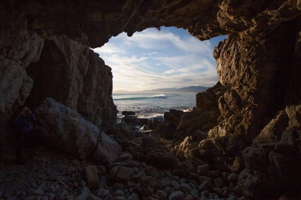 Erkunde uralte Höhlen mit Blick auf die Walker Bay
