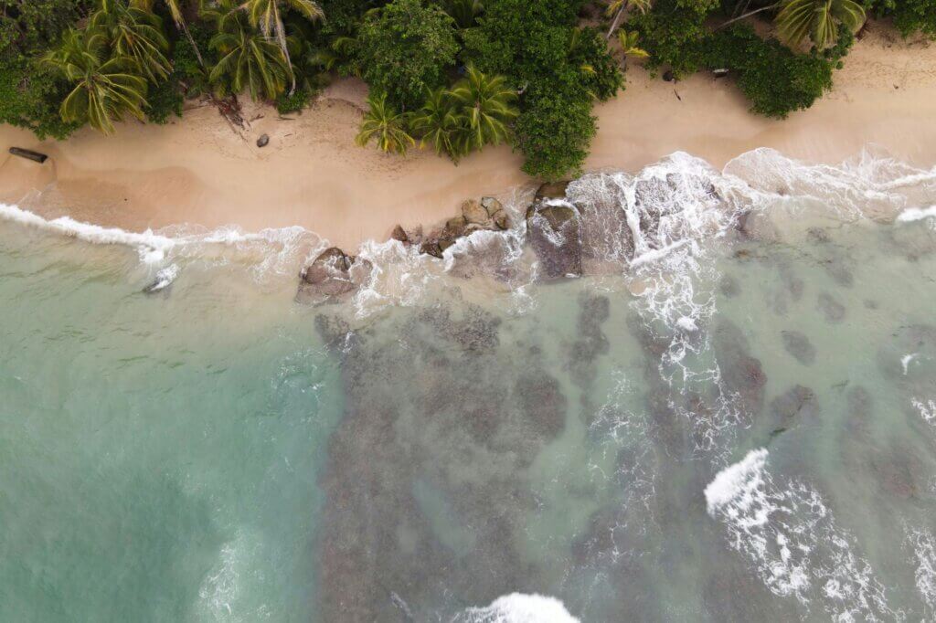 Entspanne in den Naturpools von Playa de Corales