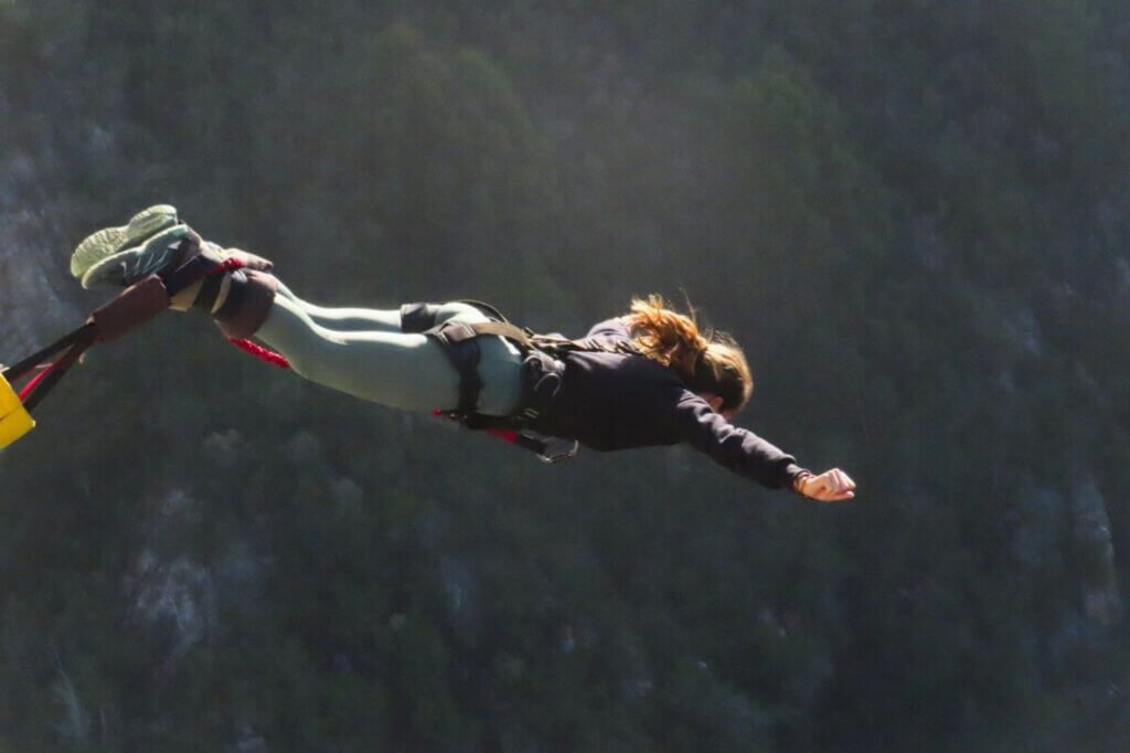 Fühle den freien Fall beim Bungee Jumping an der Bloukrans Bridge