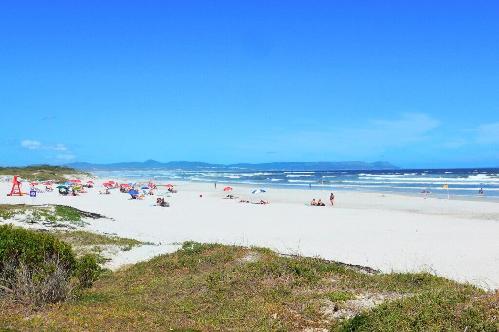 Spaziere am längsten Strand der Walker Bay