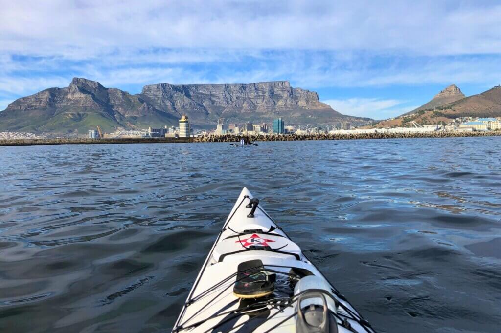 Der Atlantik bei Sonnenaufgang: Kajaken vor dem Tafelberg eröffnet einzigartige Tierbegegnungen