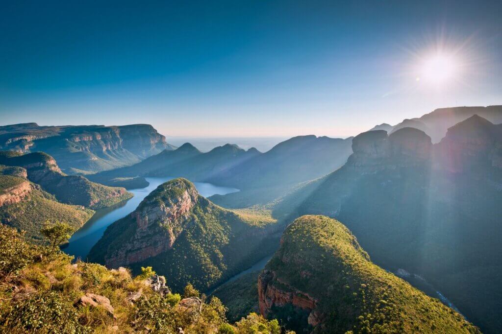 Blick vom God's Window entlang der Panorama Route – weite Horizonte und tiefe Schluchten erwarten dich im grünen Hochland