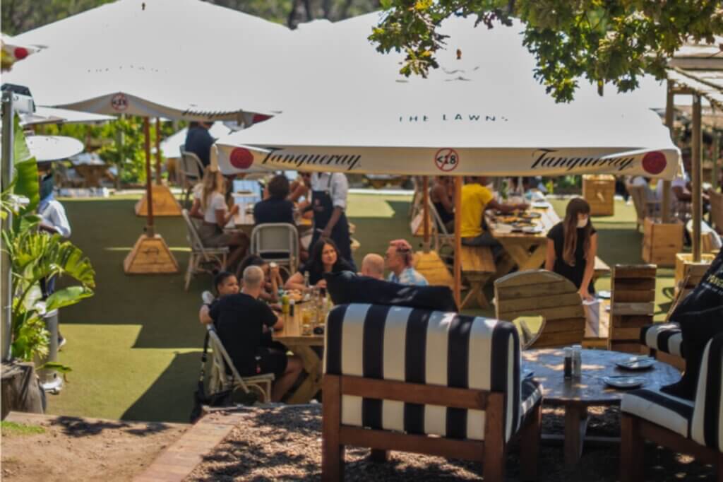Lass den Tag unter Bäumen mit Blick auf Camps Bay ausklingen