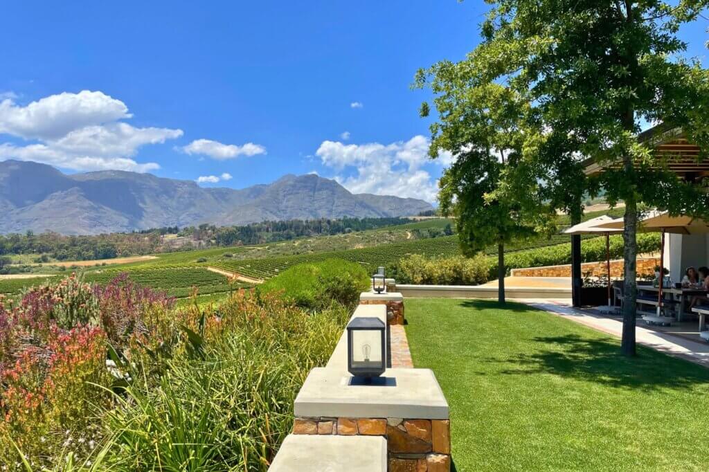 Weinverkostung mit Blick auf den Tafelberg bei Ernie Els Wines