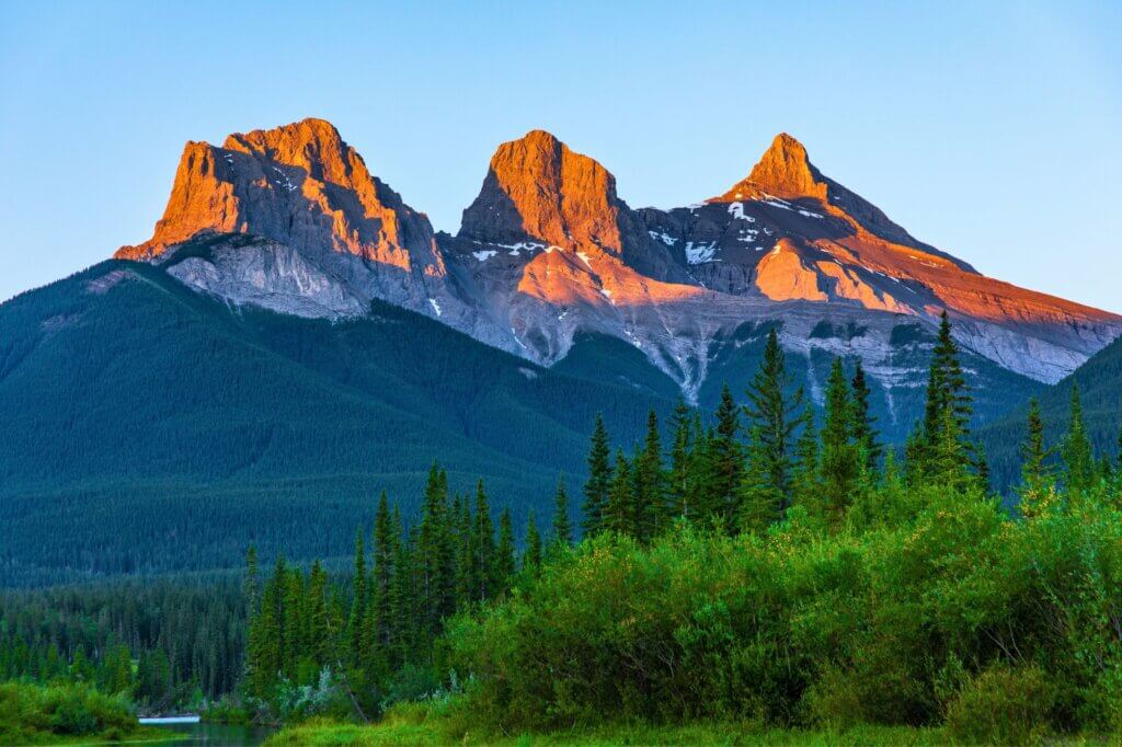 Genieße die Aussicht auf die drei markanten Gipfel bei Canmore