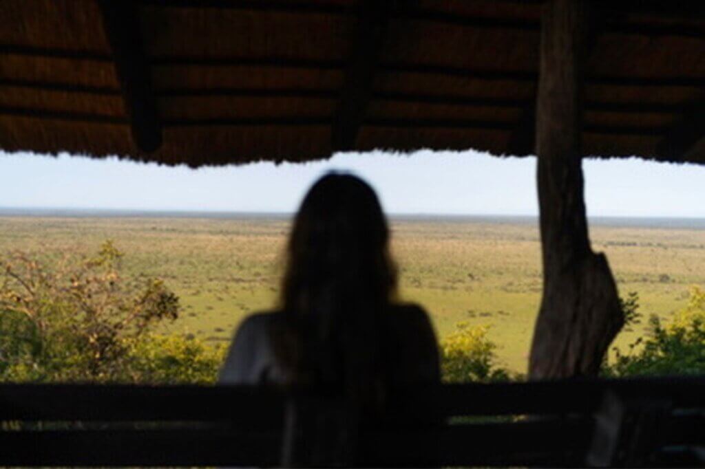 Mach eine Pause mit erhöhtem Blick über das weite Grasland