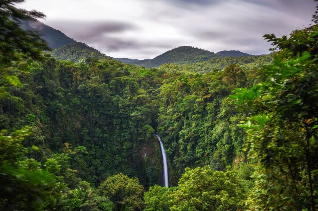 La Fortuna Wasserfall – morgens besonders ruhig und fotogen