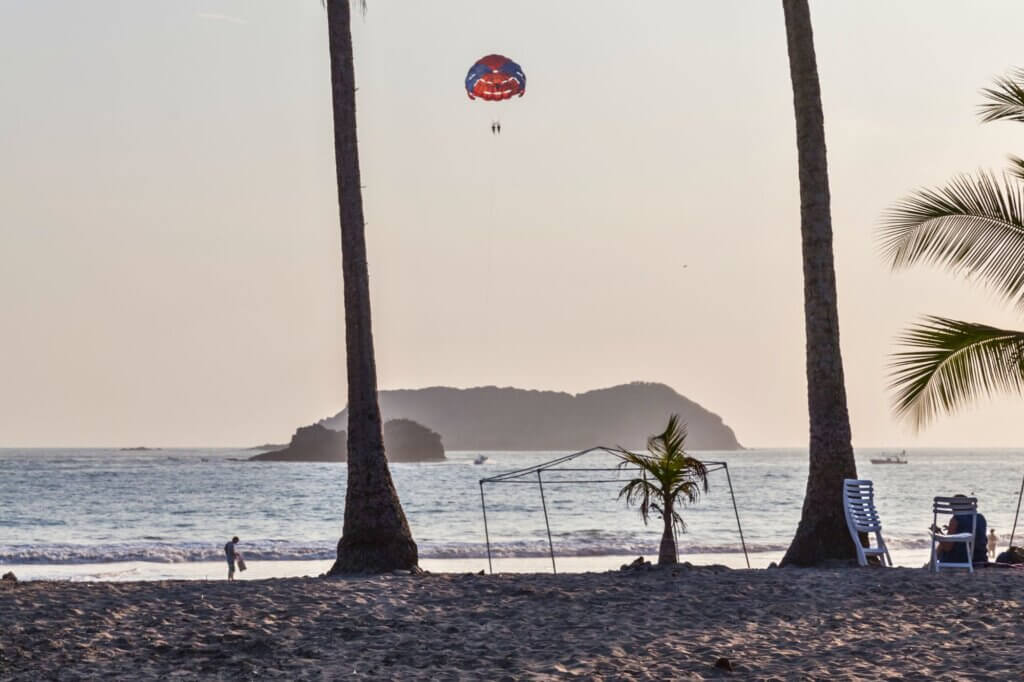 Die Playa Espadilla Norte ist einer der besten Orte für einen Sonnenuntergang am Pazifik