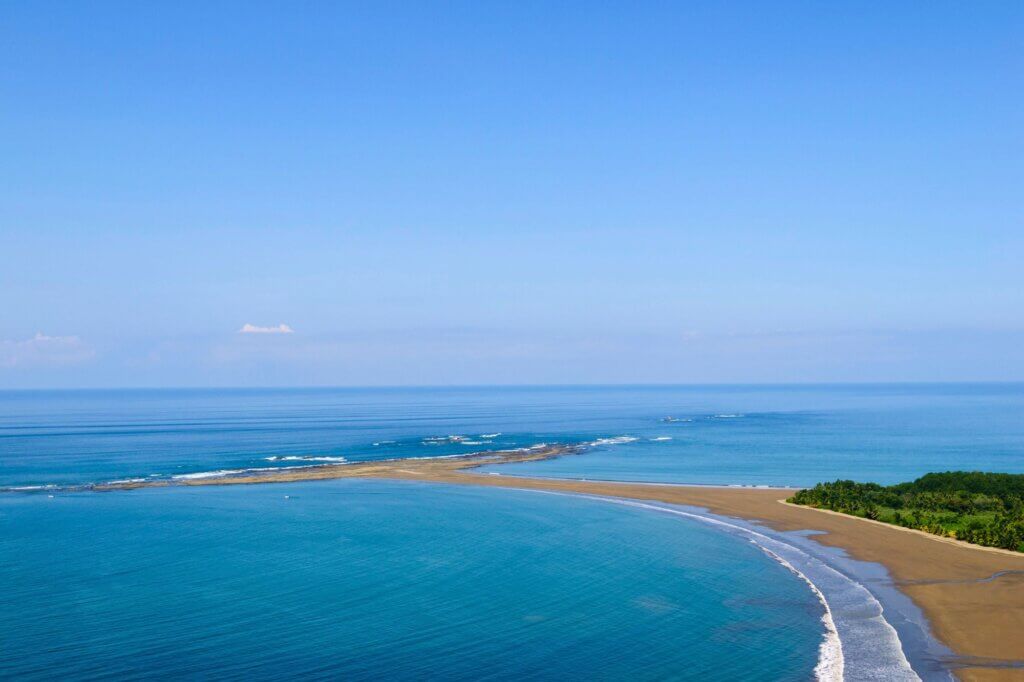 Luftaufnahme der Walflossen-Landzunge im Nationalpark Marino Ballena
