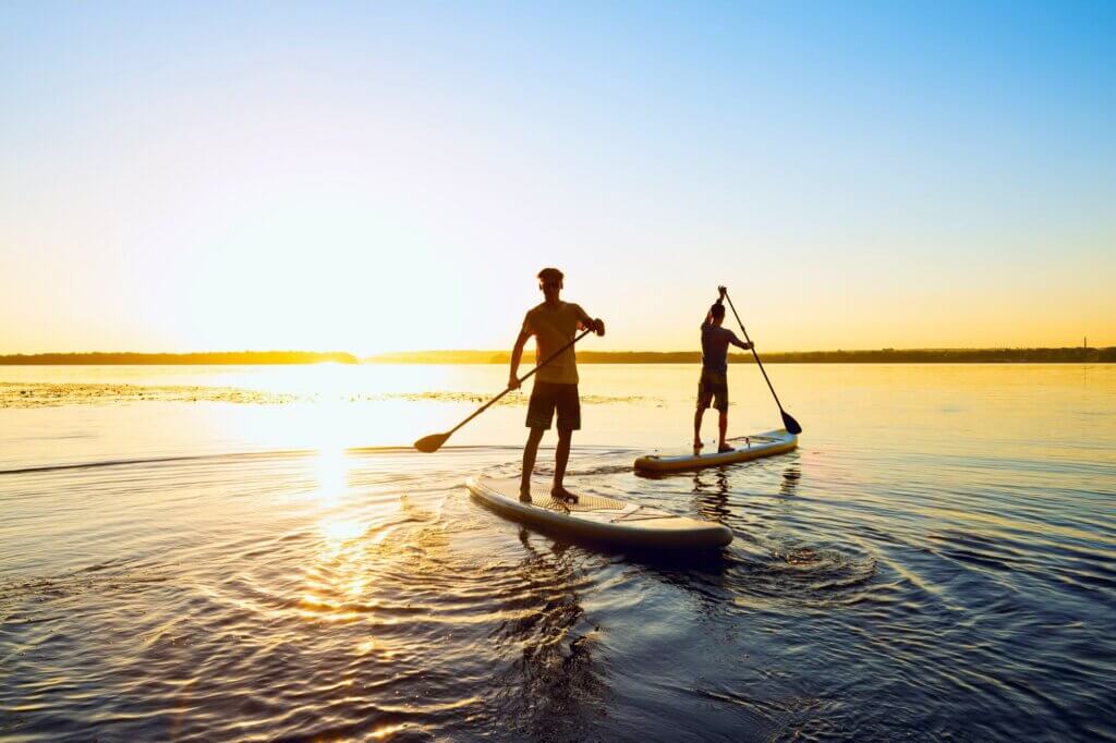 SUP auf flachem, tropischem Wasser entlang der Küste von Sámara