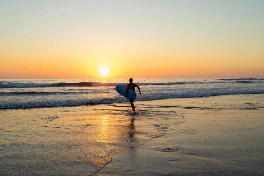 Surfen lernen in aller Ruhe an der Playa Sámara in Costa Rica