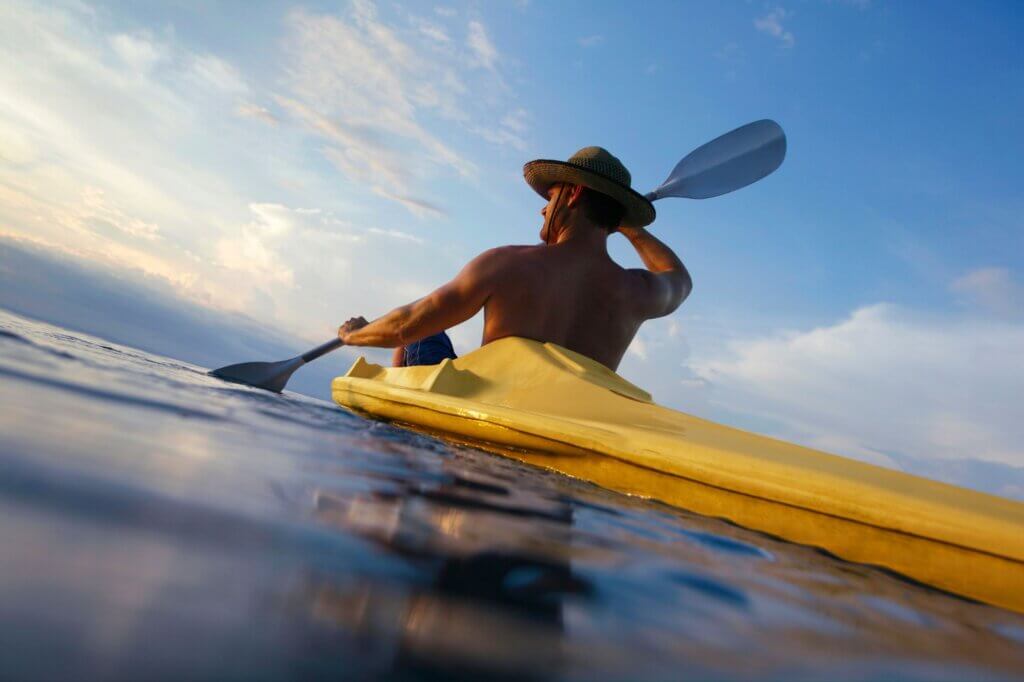 Paddle dem Sonnenaufgang entgegen im tropischen Fjord