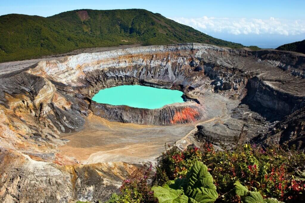 Steh am Aussichtspunkt über einem der größten Vulkankrater der Welt