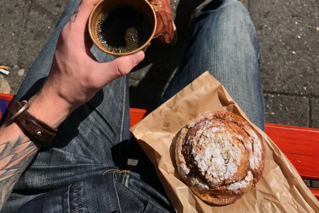 Erlebe Reykjavík mit Kaffee und Zimtschnecke in der Hand
