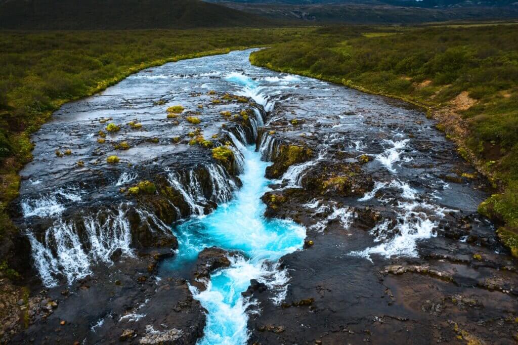 Erlebe den blauen Wasserfall bei einer kurzen Wanderung