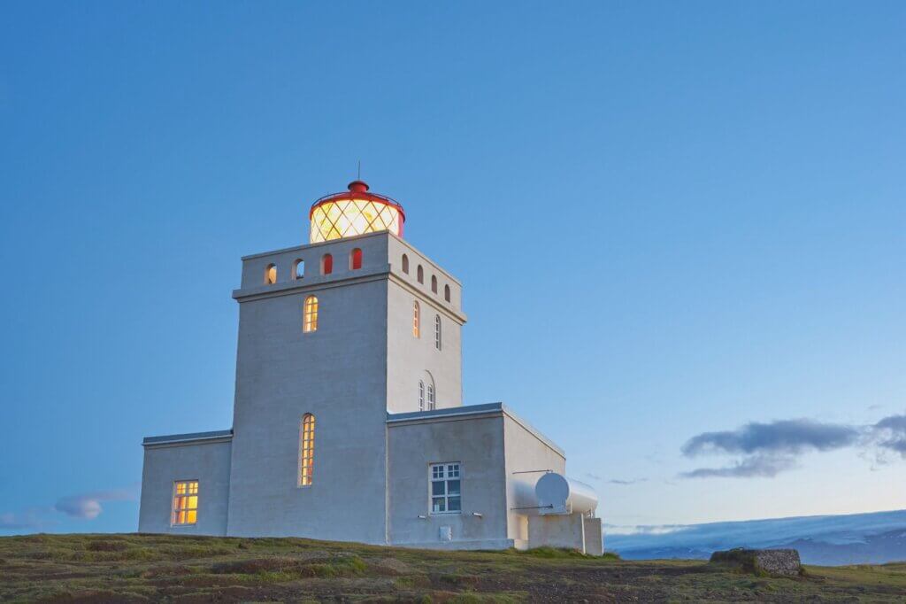 Spaziere zum Dyrhólaey Leuchtturm mit Blick auf schwarze Strände