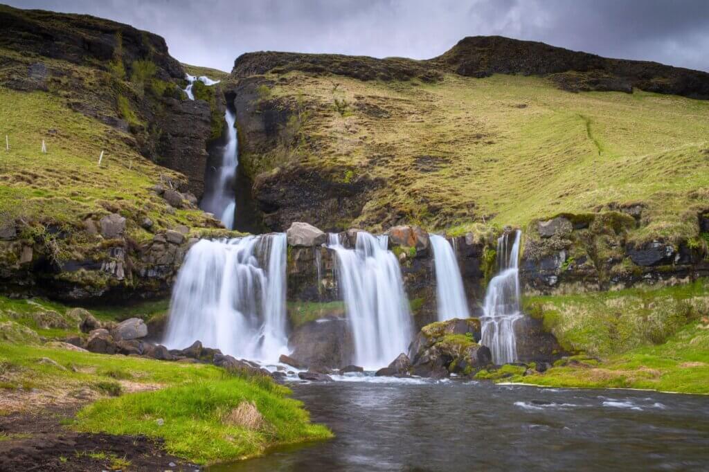 Entdecke Gluggafoss, den Wasserfall mit Fenstern in der Felswand