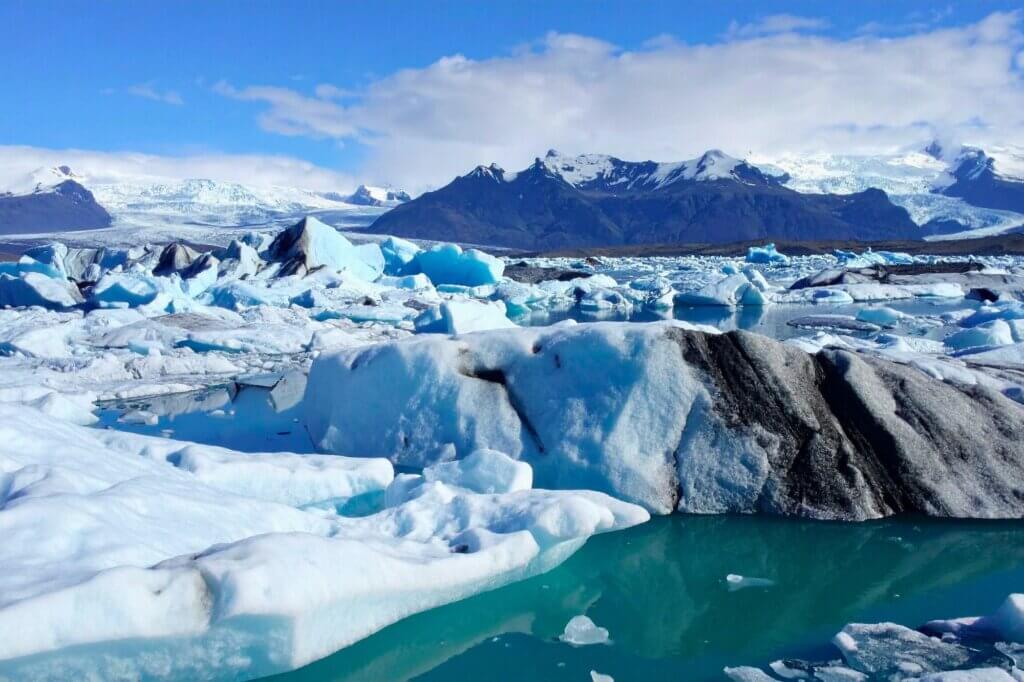 Beobachte, wie Eisberge vom Gletscher ins Meer driften