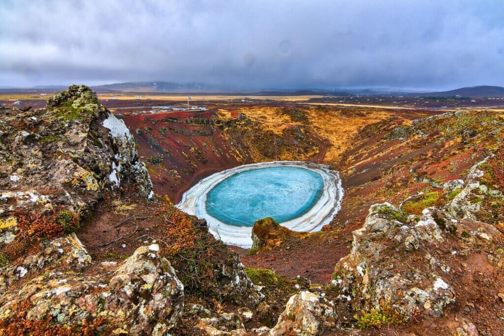 Steig hinab zum Kratersee von Kerið