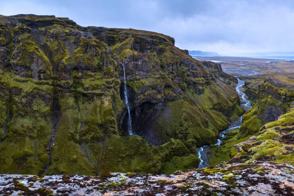 Entdecke einen versteckten Canyon mit Wasserfällen und Gletscherblick