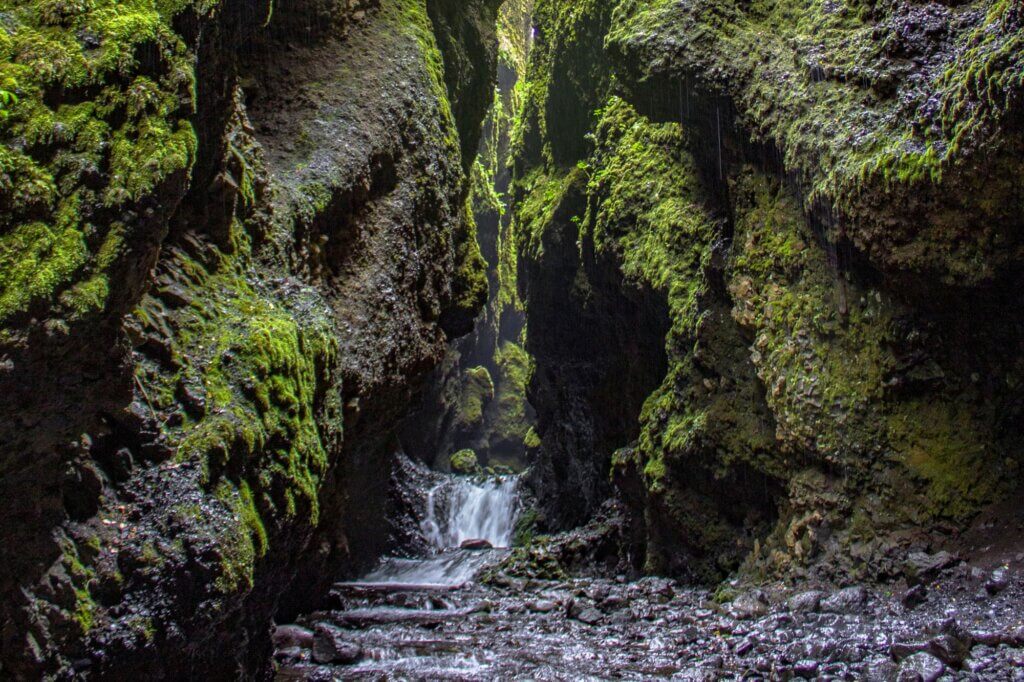 Wandere durch die enge Schlucht zum Wasserfall