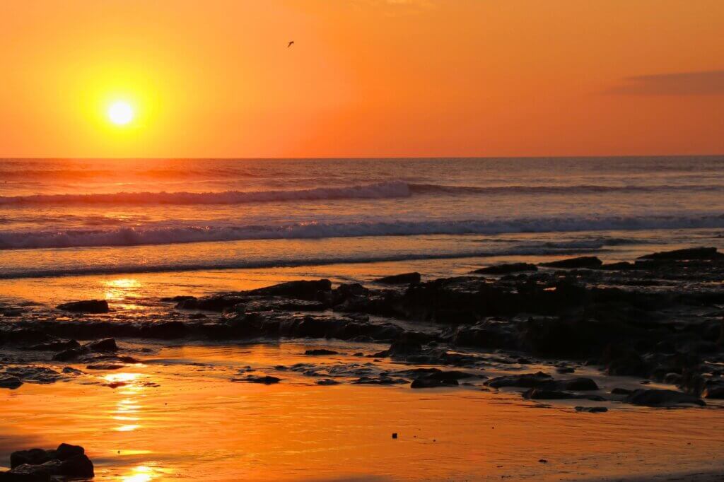 Erlebe den Sonnenuntergang am weiten Strand von Santa Teresa