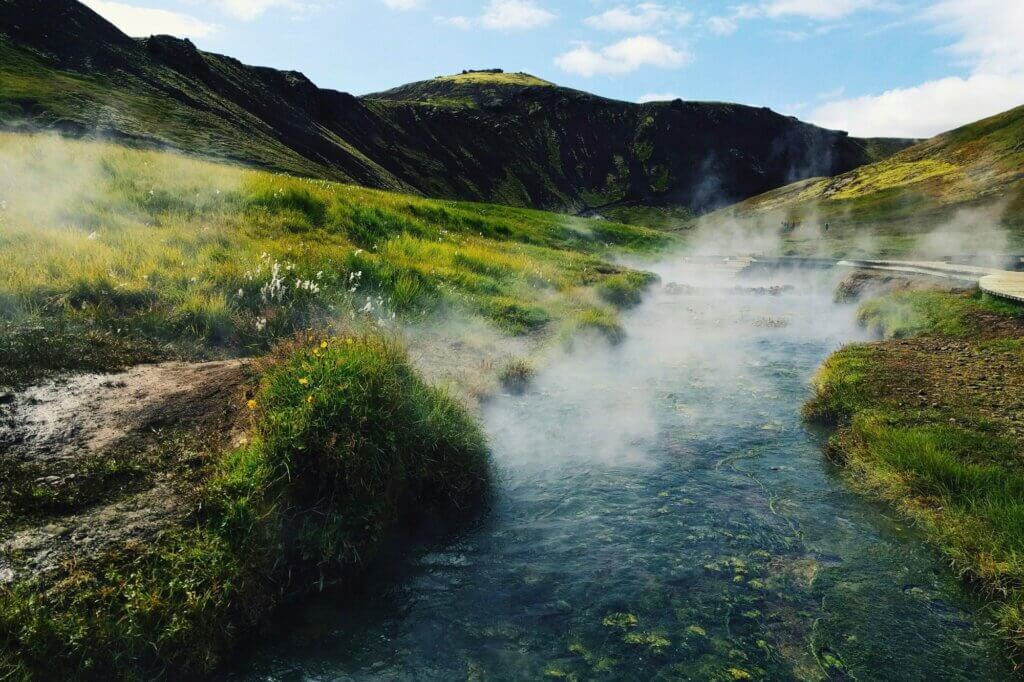 Wandere ins Reykjadalur-Tal und bade im heißen Fluss