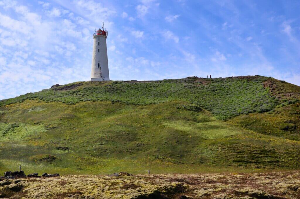 Spüre Küstenwind am weißen Turm von Reykjanes