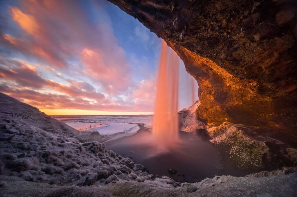Gehe hinter den Wasserfall Seljalandsfoss und spüre die Gischt
