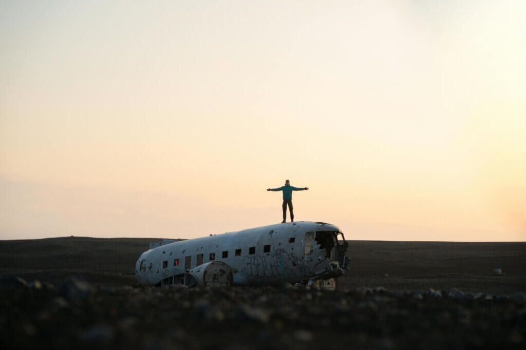 Entdecke das Flugzeugwrack in der schwarzen Sandwüste