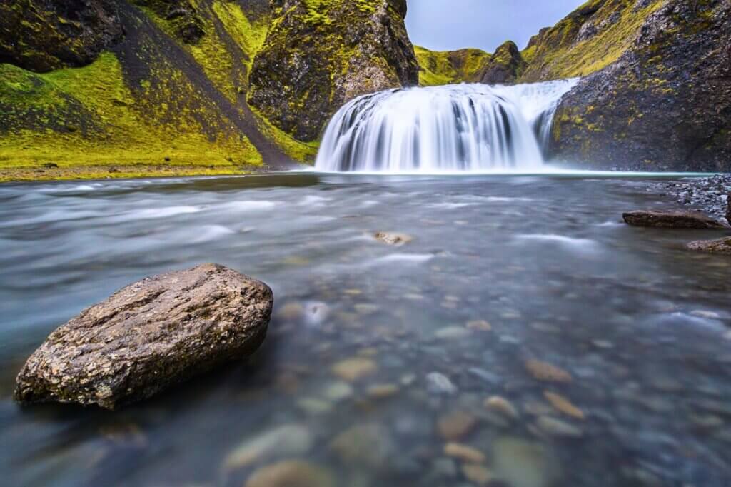 Genieße die ruhige Atmosphäre am Stjórnarfoss