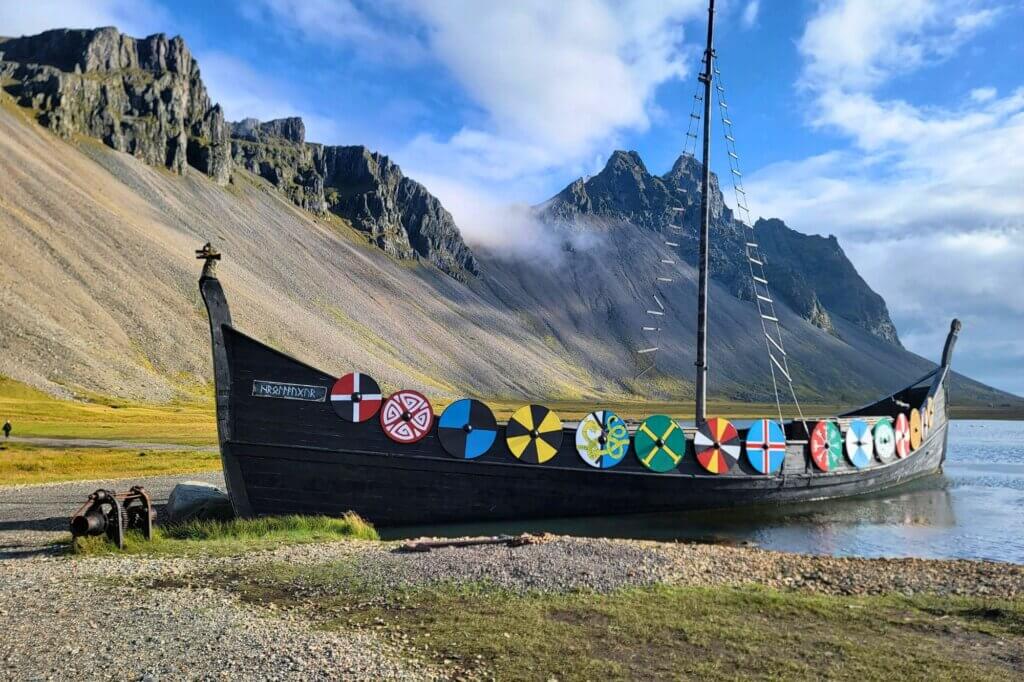 Erkunde das Viking Village Filmset am Stokksnes