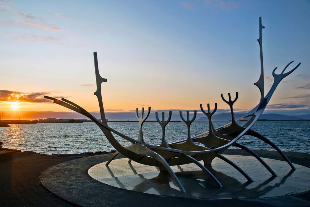 Erlebe Sun Voyager im Licht der untergehenden Sonne