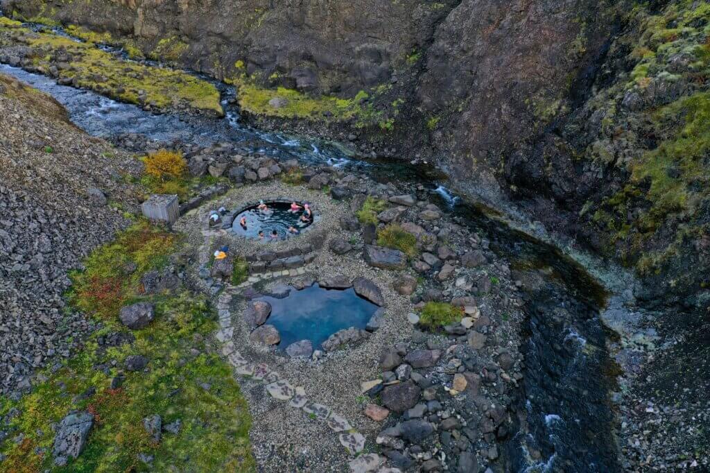 Bade in heißen Quellen in einer abgeschiedenen Schlucht