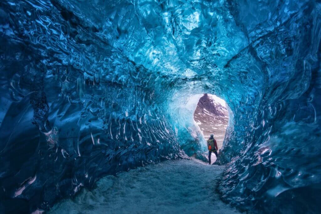 Wandere durch eine kristallklare Gletscherhöhle